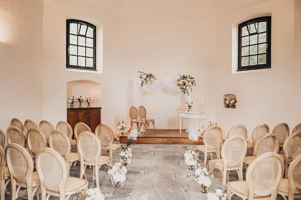 Janina Weide Wedding and Events Home Innenraum Kapelle Burg Rath in Köln